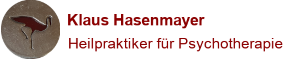 Logo HAKOMI Therapie Frankfurt runder silberner Anhänger  mit dunkelrotem Kranich